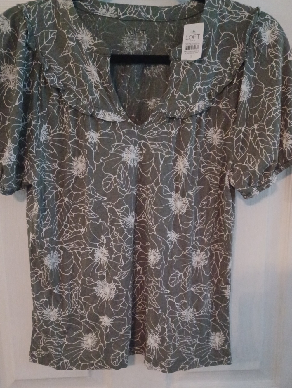 NWT Loft Floral V Neck Ruffle Elastic Sleeve Sz S